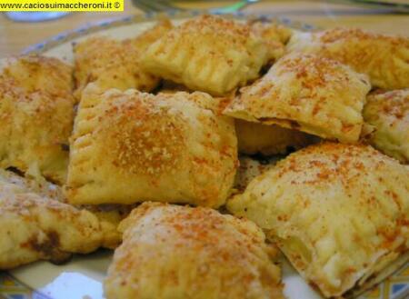 Empanadillas cuadradas con queso y pimentón